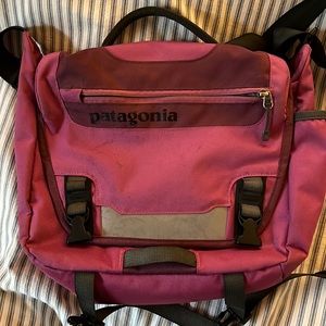 Patagonia Mini Messenger Bag in fuschia.
